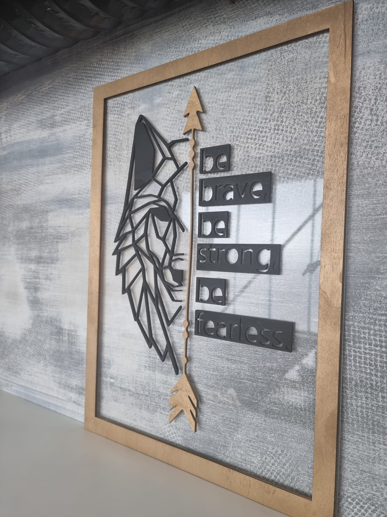 Geometrischer Wolf mit Spruch im Rahmen - Wanddeko aus Holz 
